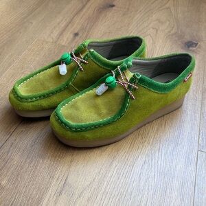 Clarks two-tone lime green suede Padmora loafers. RARE